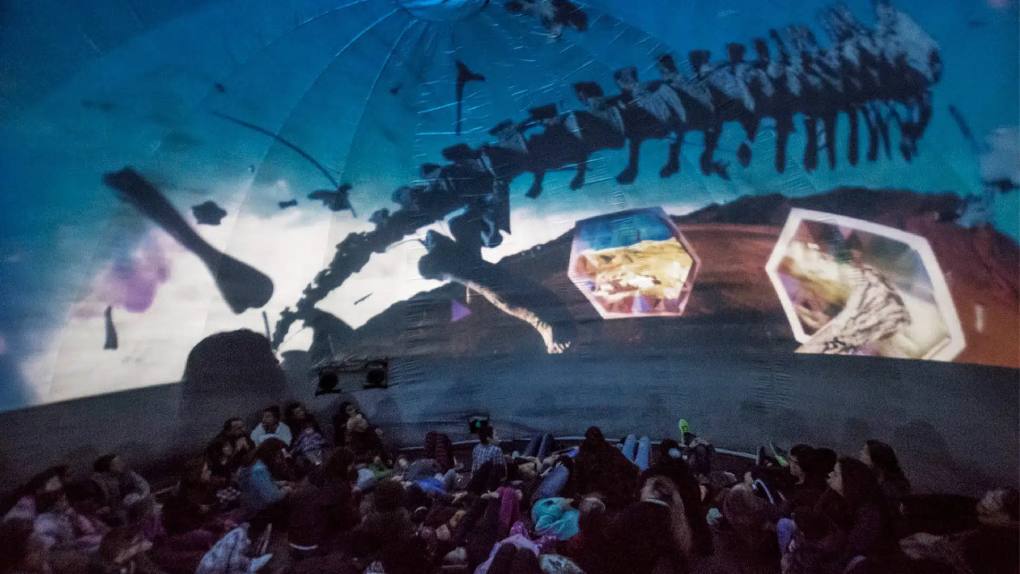 Llega a Funes el Planetario Móvil con dinosaurios y vida submarina